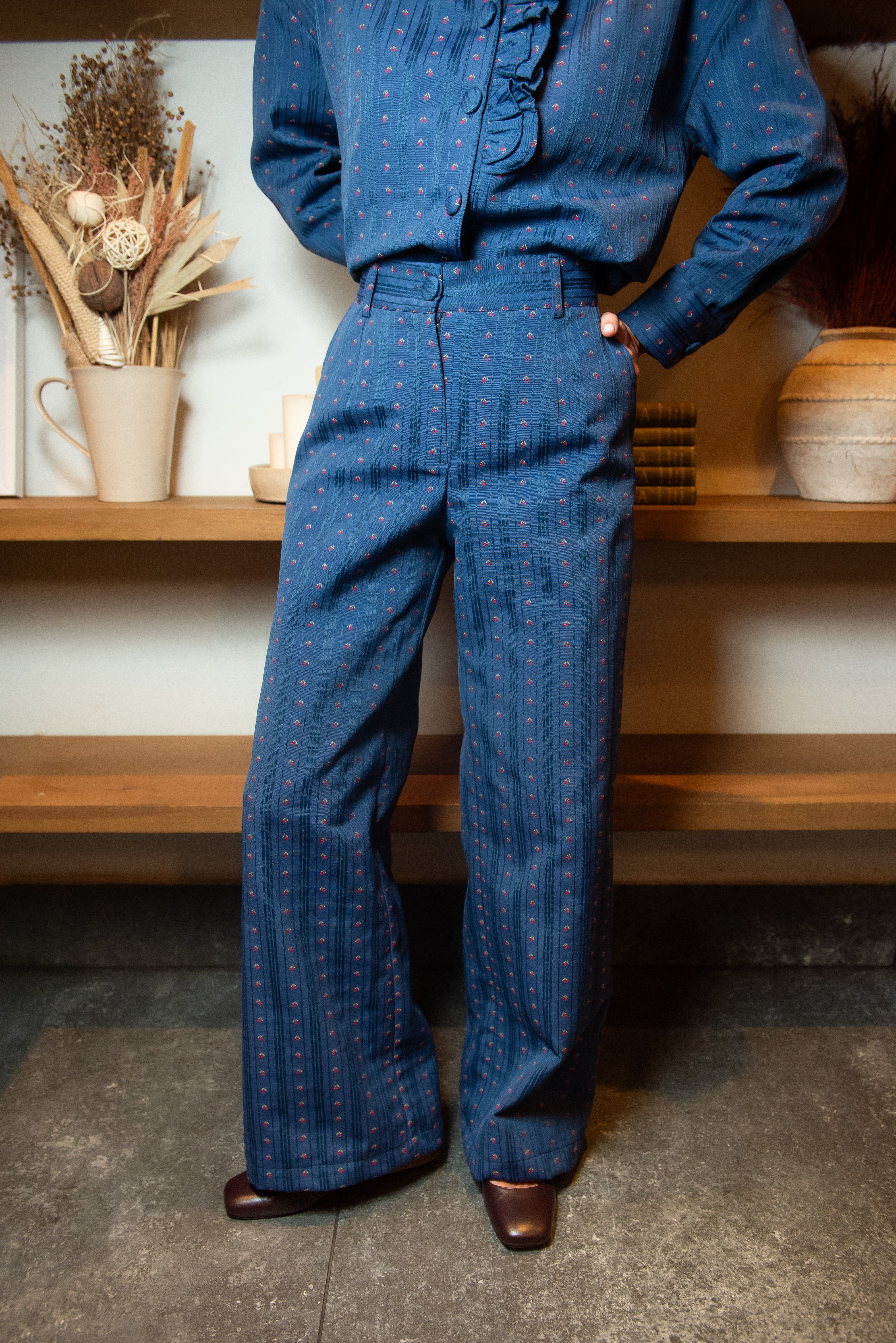 Calças azul-aquário com detalhes florais