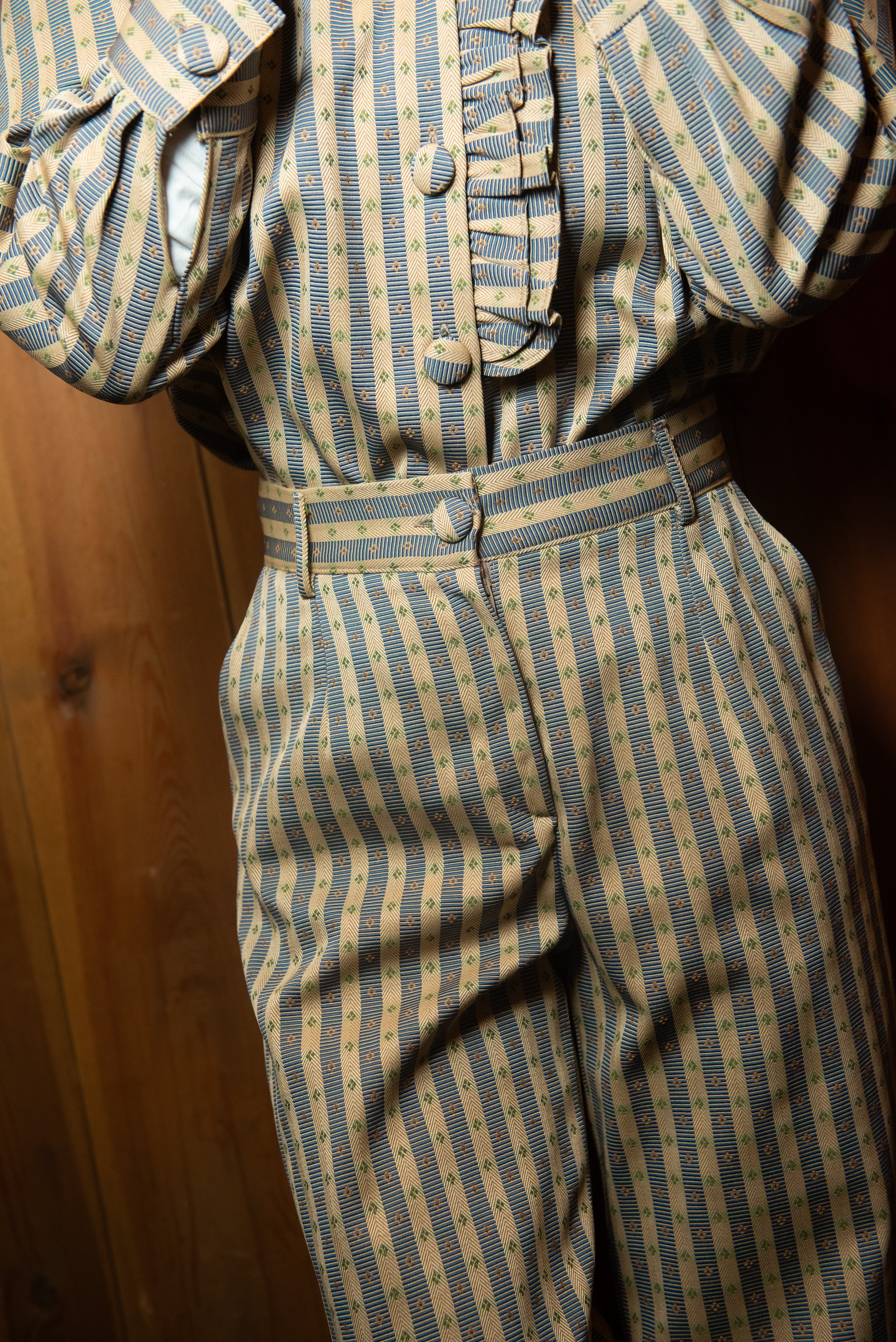 Calças listradas azuis para o cancro