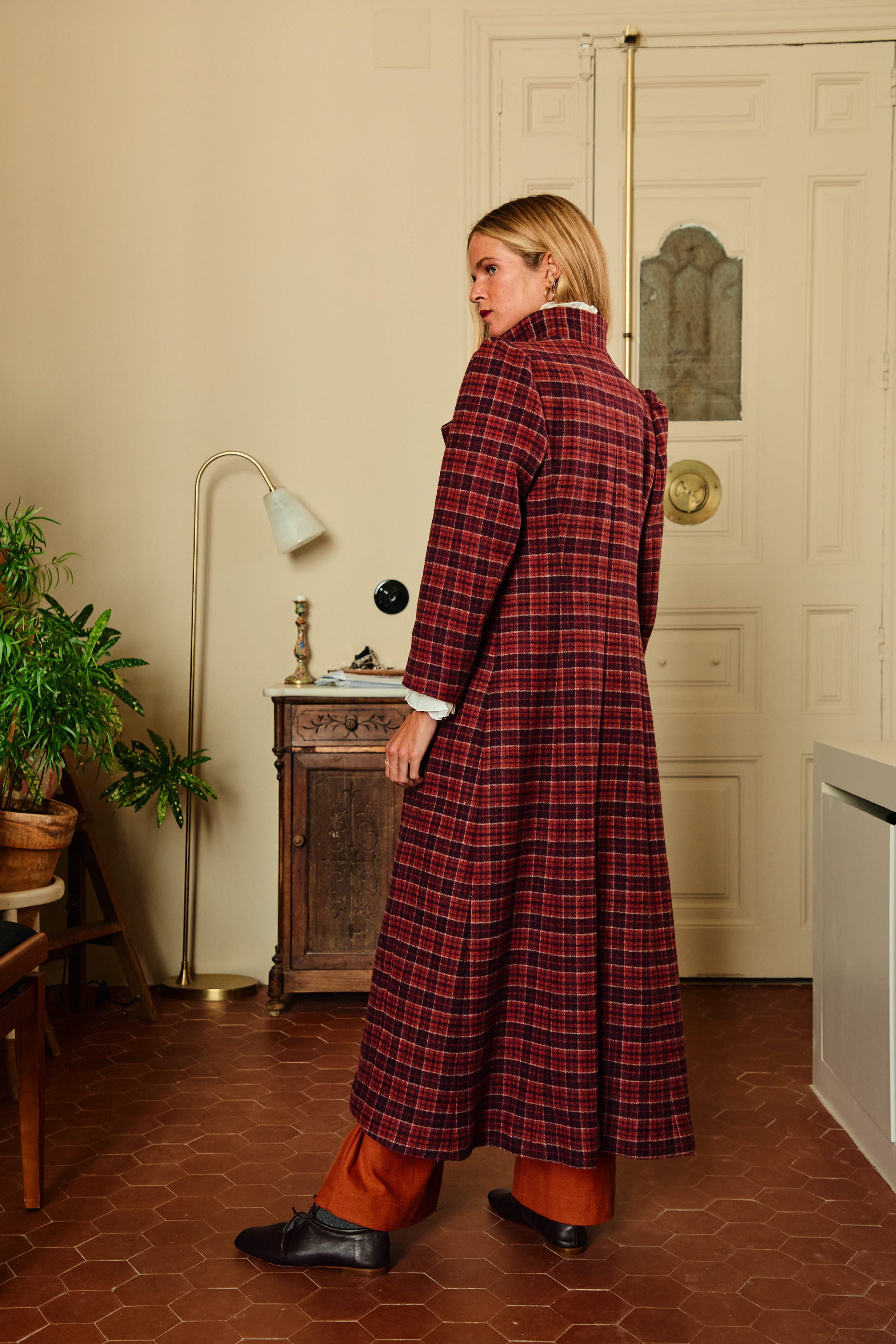 ipabrnad_abrigo_cuadros_burdeos_neblina_moda