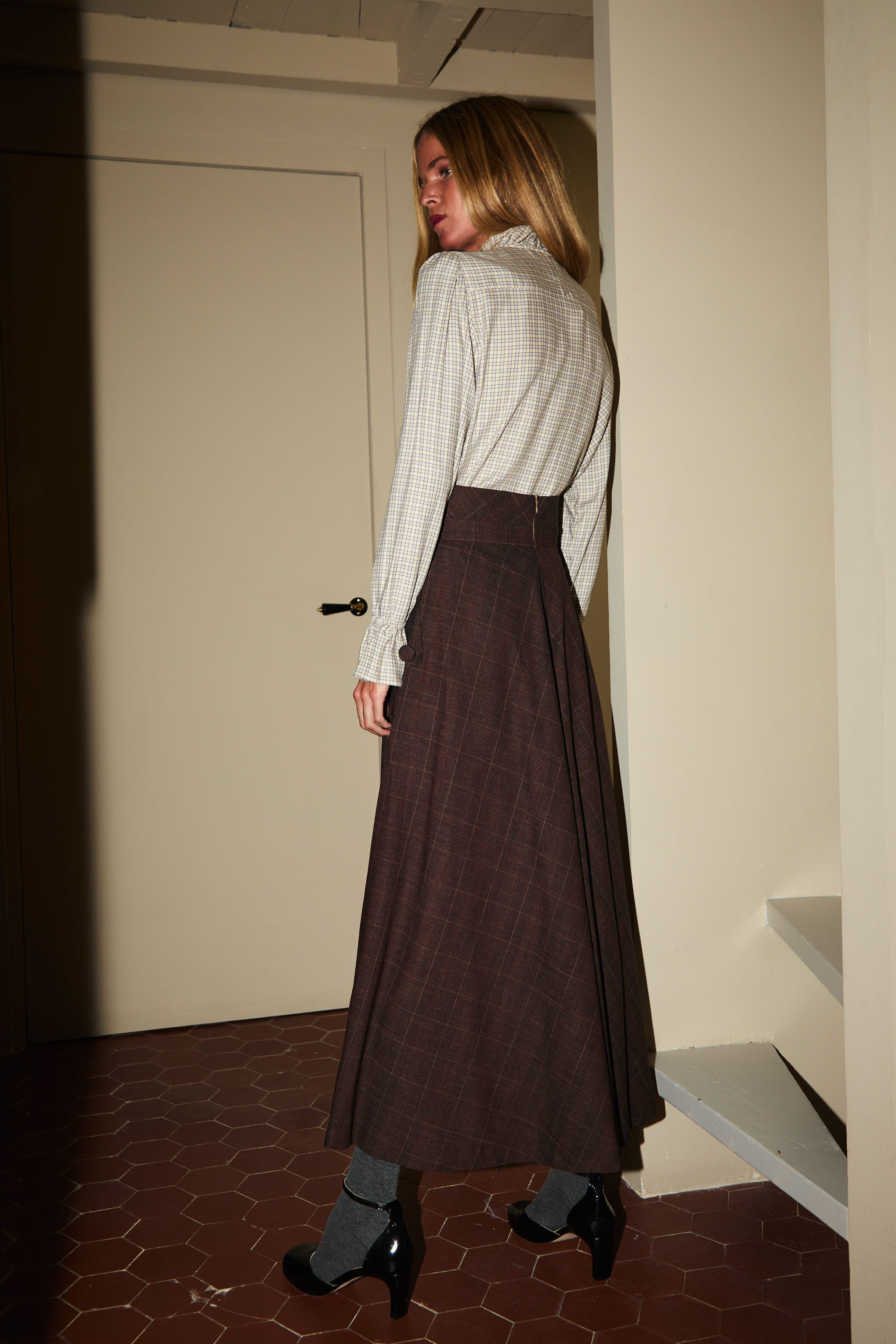 blusa-alba-volantes-cuadros-gris-y-rosa-mujer
