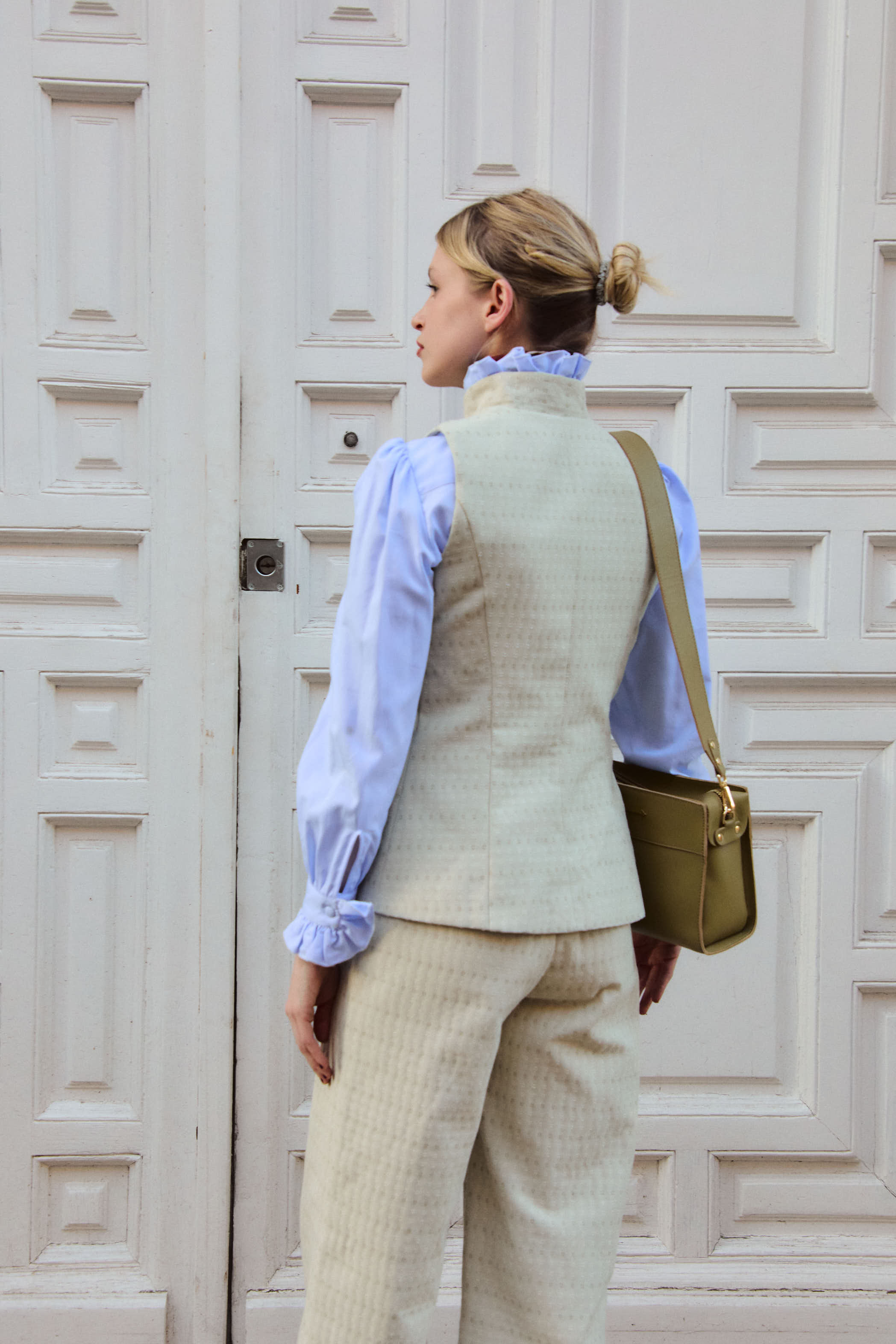 ipabrand_chaleco_ Castellana_en_tono_beige_