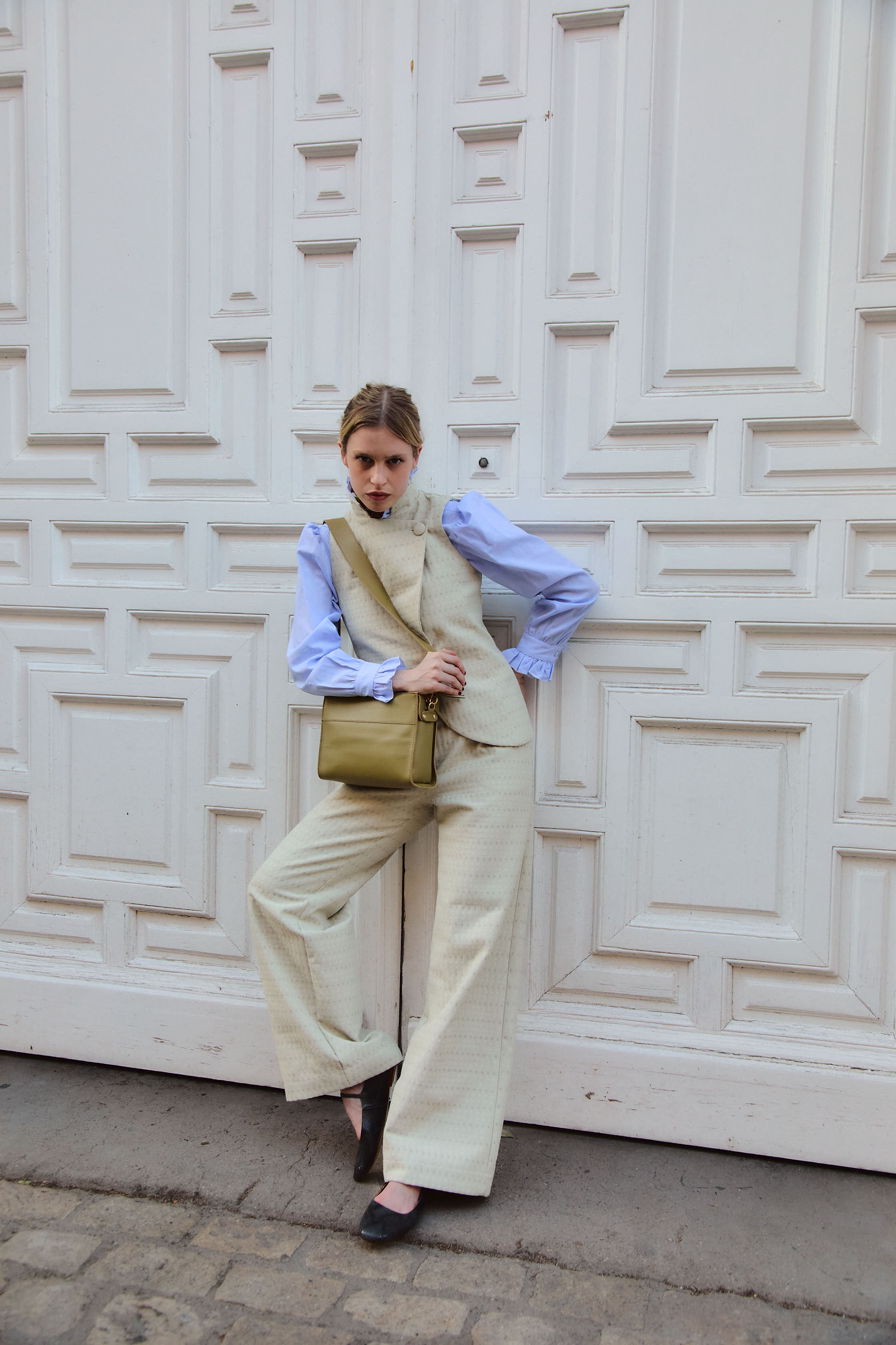 ipabrand_chaleco_beige_Castellana_bordados