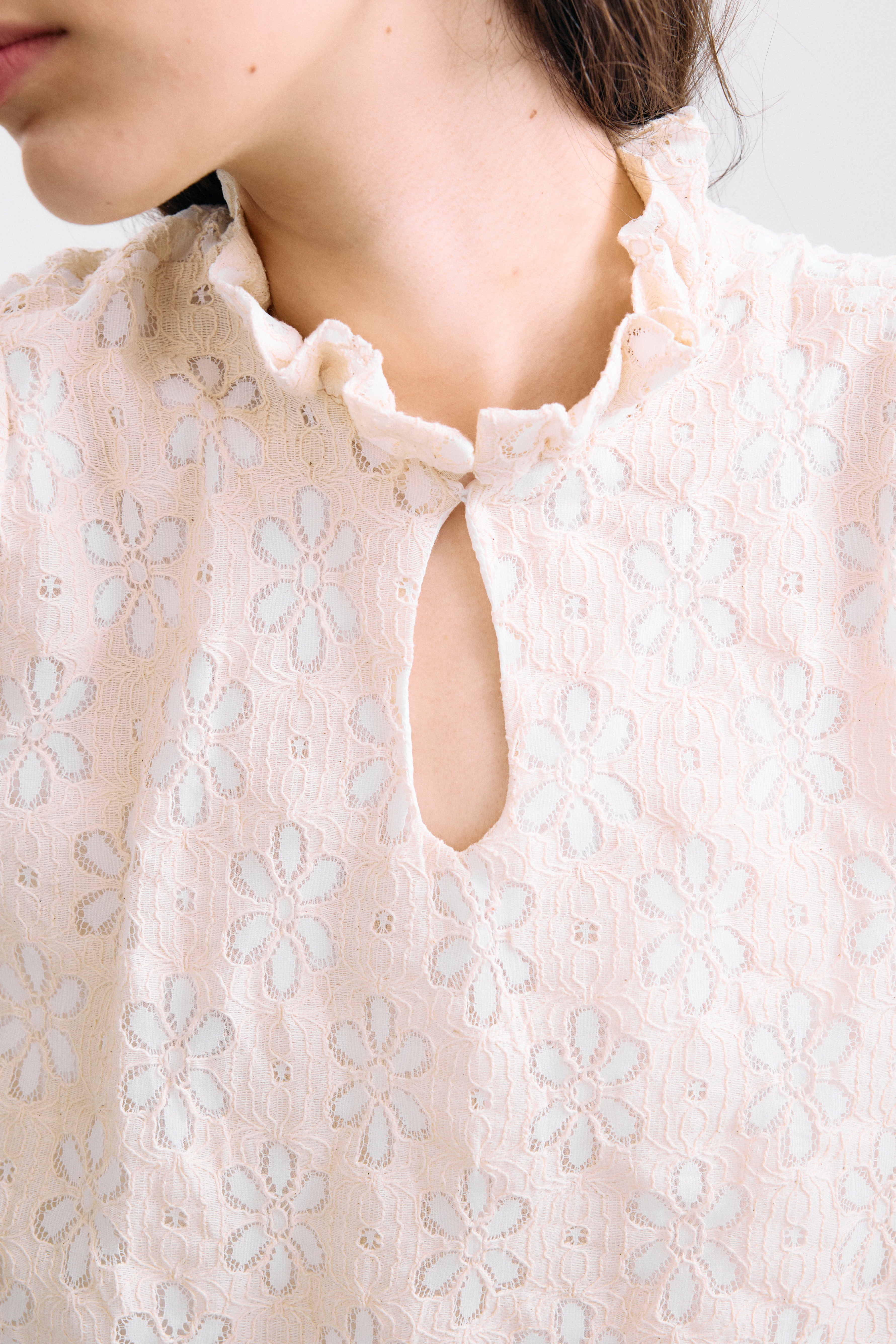 Blusa Meriggio Flores Bordadas Beige