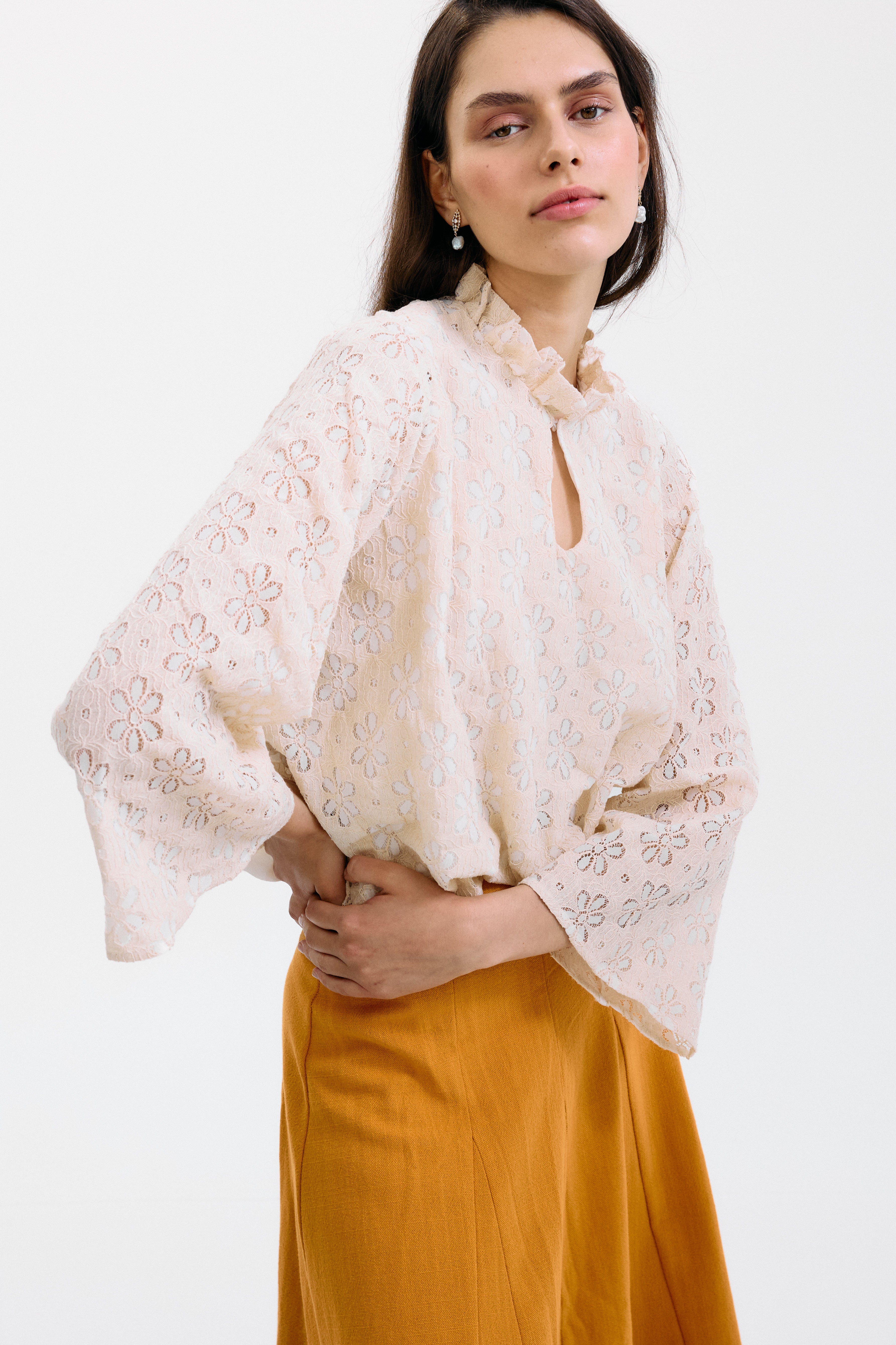 Blusa Meriggio Flores Bordadas Beige