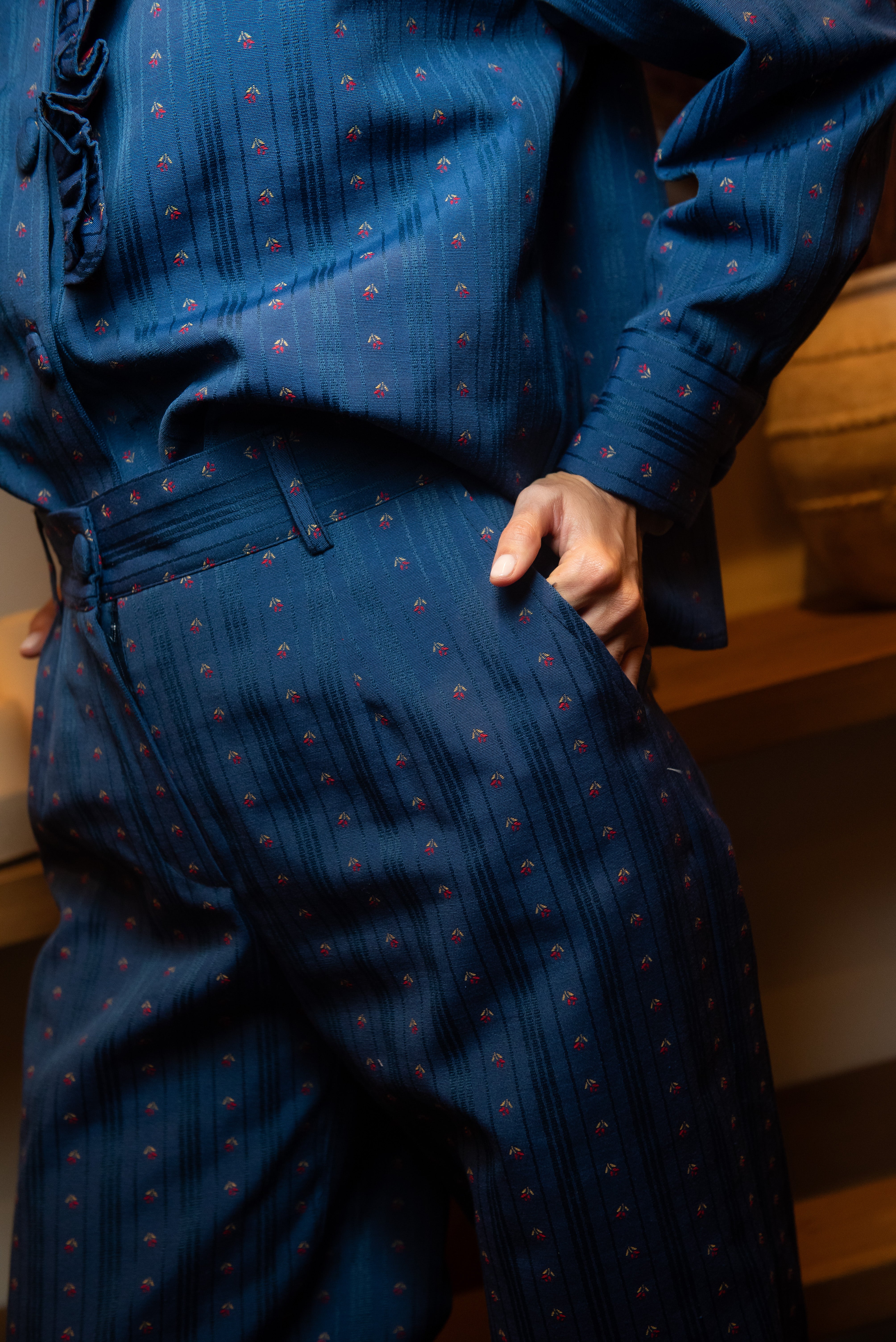 Calças azul-aquário com detalhes florais