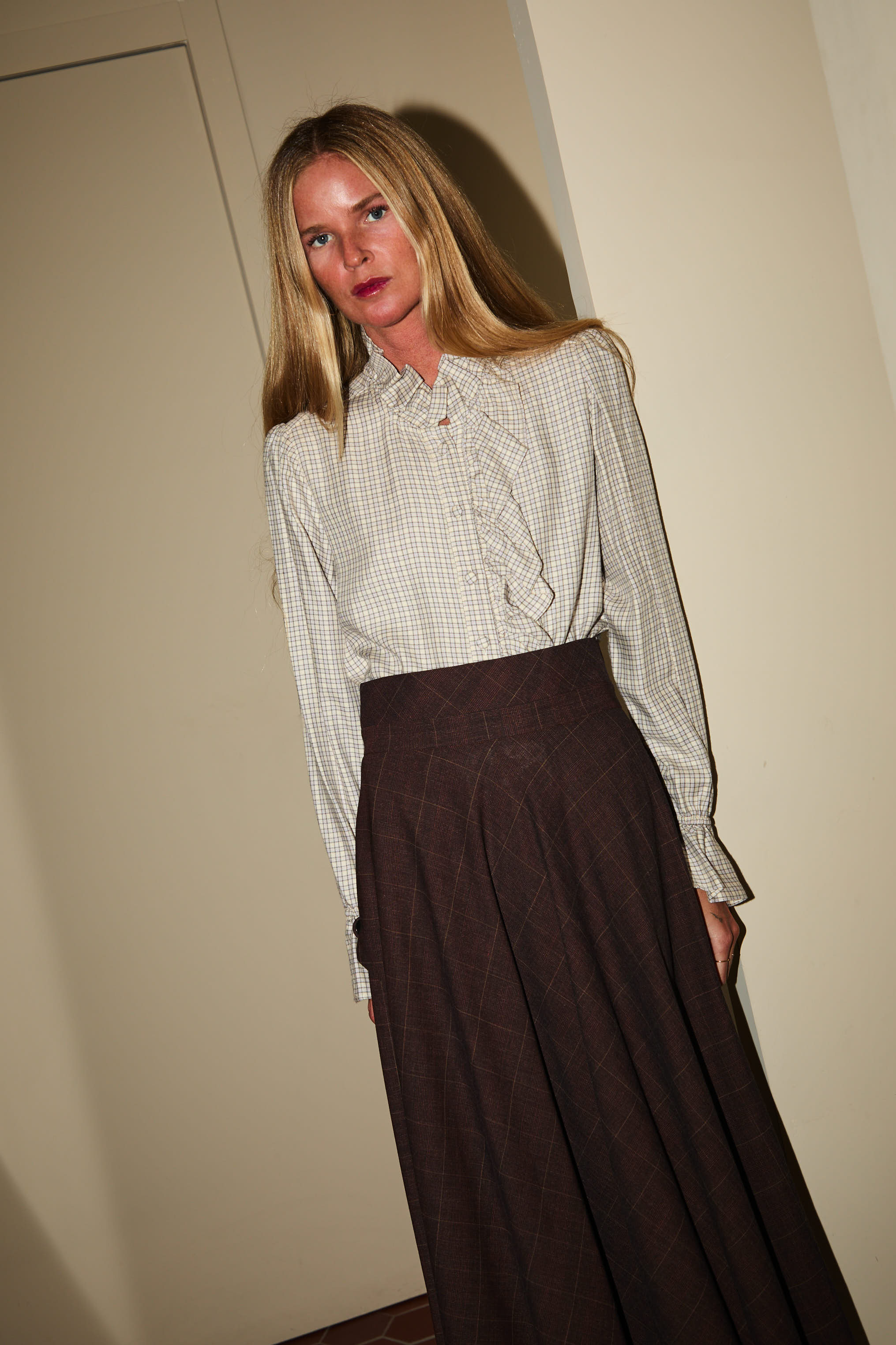 blusa-alba-volantes-cuadros-gris-y-rosa