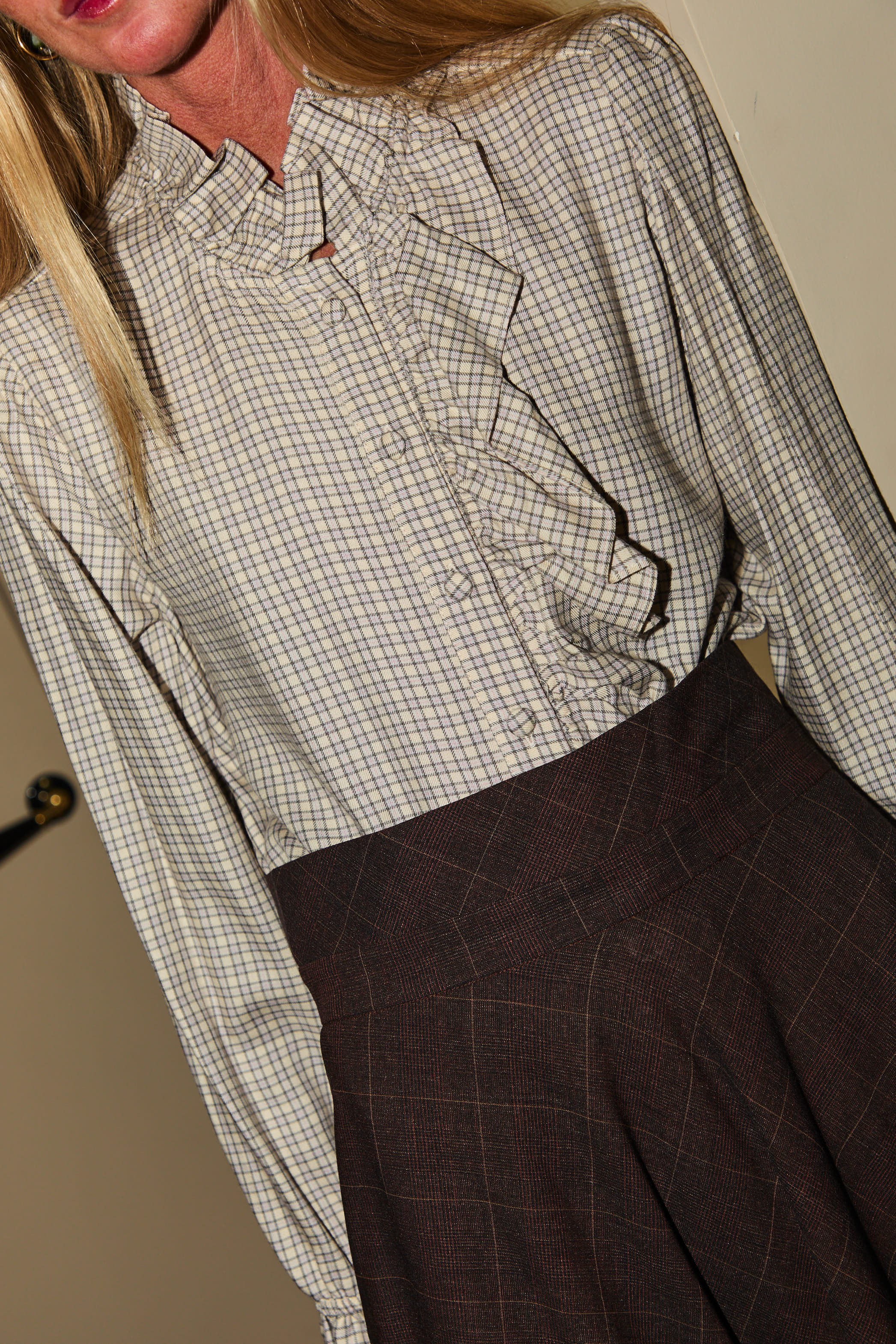 blusa-alba-cuadros-gris-y-rosa-volantes