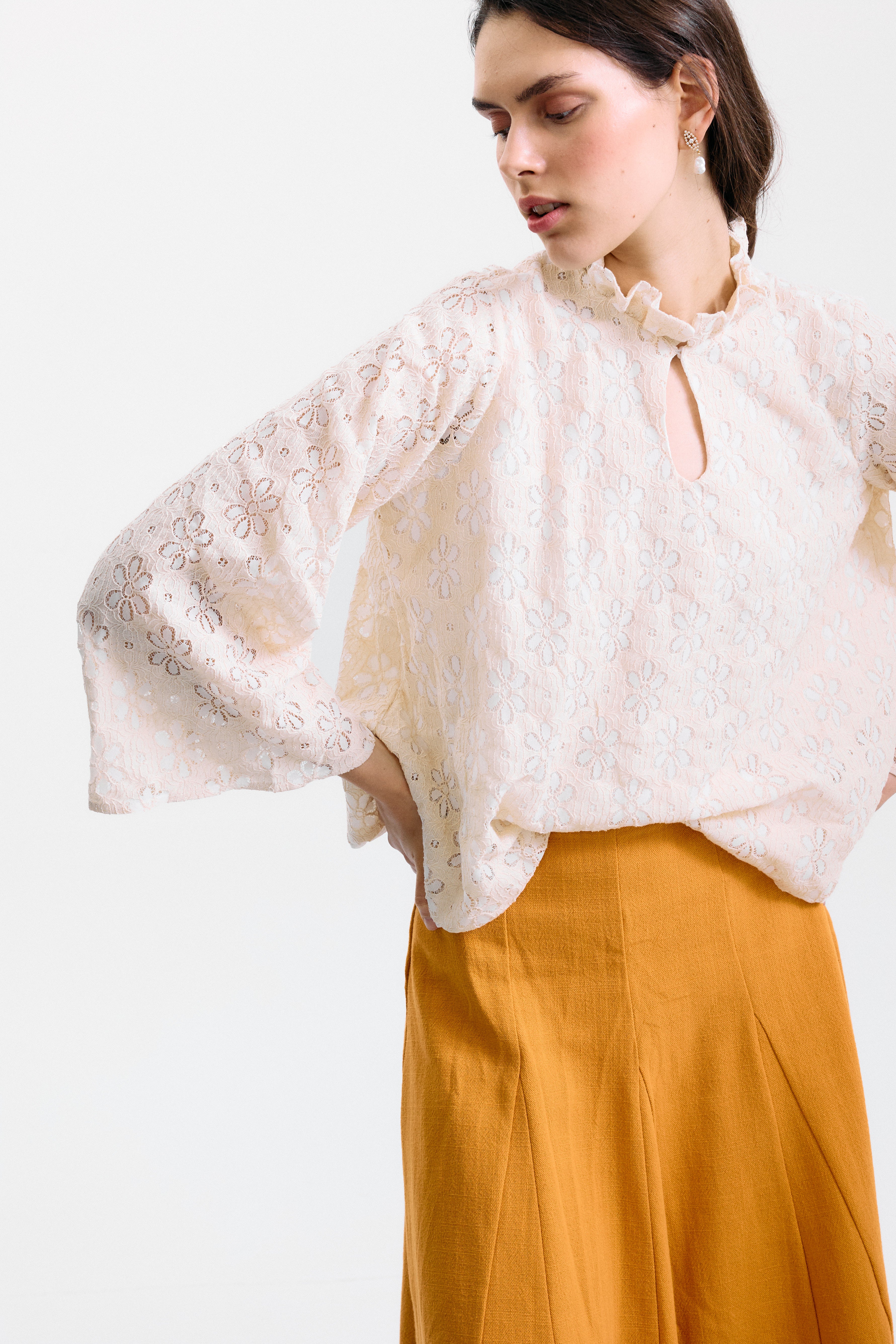Blusa Meriggio Flores Bordadas Beige