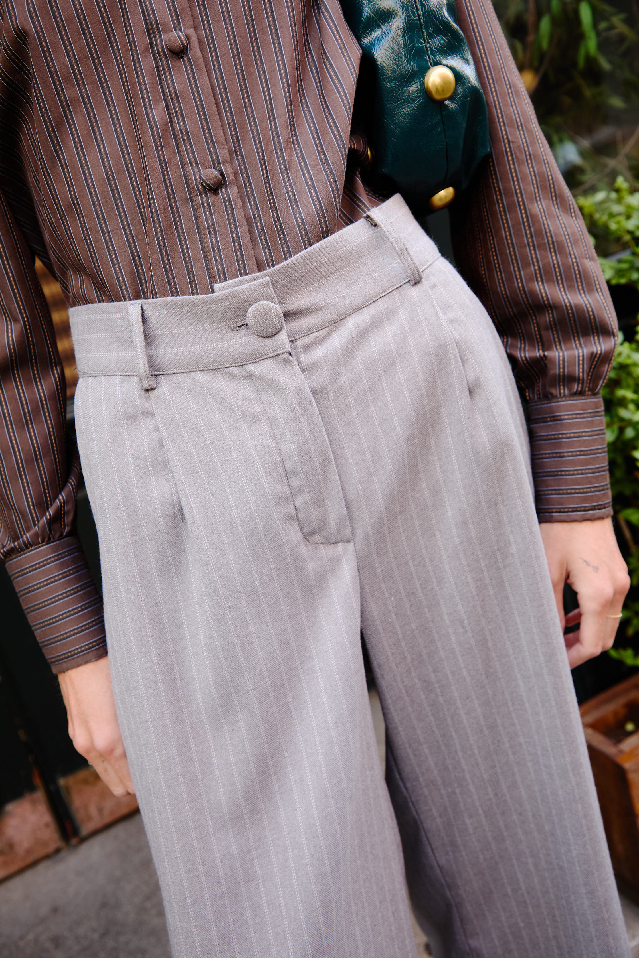 Pantalón gris de raya diplomática para mujer de IPA Brand